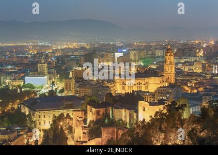 Magnifique Malaga la nuit, Espagne Banque D'Images