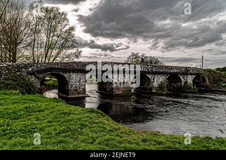 Trim, Irlande. 5 mai 2016. Ancien pont sur la rivière Boyne à Trim, comté de Meath, Irlande. Banque D'Images