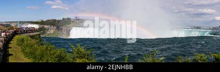 Arc-en-ciel sur la chute géante de Niagara attraction touristique en Ontario Le Canada sur le panorama de la frontière des États-Unis Banque D'Images
