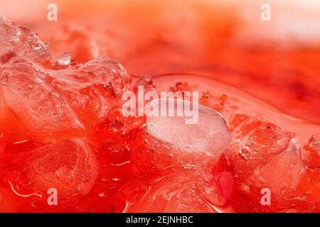 Gros plan extrême de glace à la fracpe sur un cocktail de fraises daiquiri. Banque D'Images