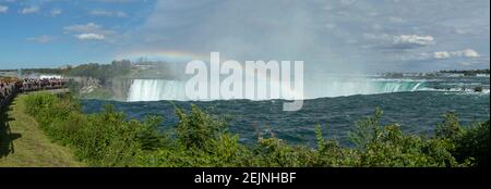 Arc-en-ciel sur la chute géante de Niagara attraction touristique en Ontario Le Canada sur le panorama de la frontière des États-Unis Banque D'Images