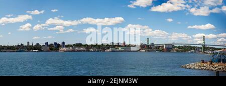 Vue sur la côte du port de Halifax depuis un ferry pour les transports publics Le port de la capitale de la Nouvelle-Écosse lors d'une journée ensoleillée d'été Banque D'Images