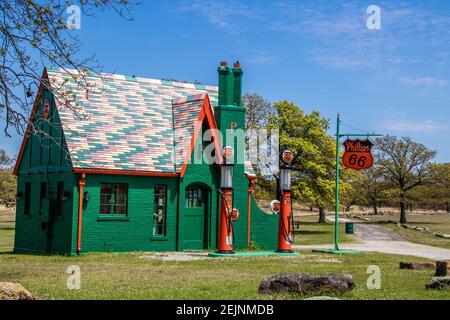 05-14-2020 Cushing OK USA - coloré Retro Phillips 66 gaz Gare entourée d'arbres avec de vieux panneaux de temps et des pompes Banque D'Images