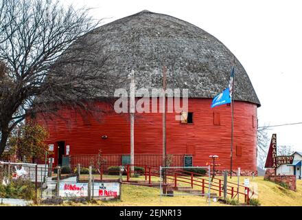 Arcadia Oklahoma 11 -13 - 2017 Landmark - vieux bois Big Red Round Barn et OK et drapeaux des États-Unis Banque D'Images