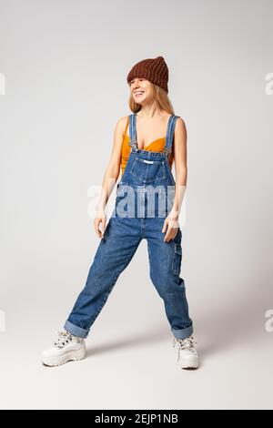 Femme hippster énergique en mode dansant en studio Banque D'Images