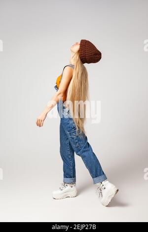 Femme hippster énergique en mode dansant en studio Banque D'Images