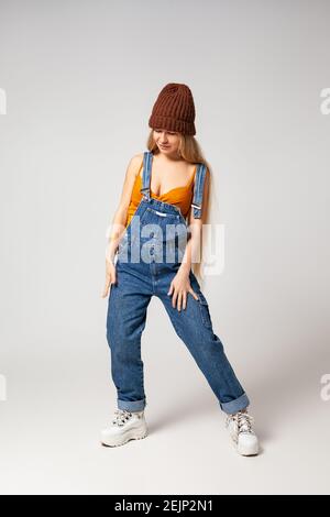 Femme hippster énergique en mode dansant en studio Banque D'Images