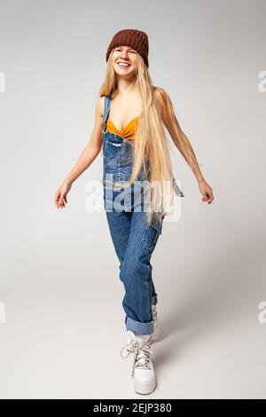 Femme hippster énergique en mode dansant en studio Banque D'Images