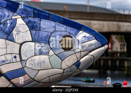 Belfast, Irlande du Nord. 30 avril 2016. Le Big Fish by John gentillesse date de 1999 sur Donegarl Quay à Belfast. Banque D'Images