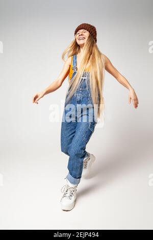 Femme hippster énergique en mode dansant en studio Banque D'Images