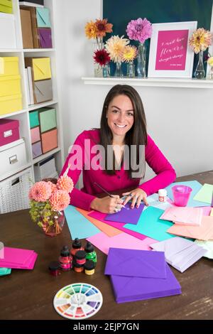 Portrait d'une calligraphe femelle travaillant dans un cadre de bureau coloré Banque D'Images