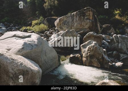 L'eau coule autour de Granite Boulders sur la rivière Yuba Sud Banque D'Images