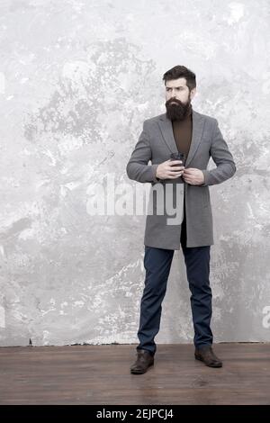 Tout simplement se détendre. Hipster barbu brutale dans l'usure denim boire le café du matin. Mannequin. Homme d'âge mûr. Style décontracté. La vie moderne à la mode. l'homme avec barbe. Profiter du temps de loisirs. Banque D'Images