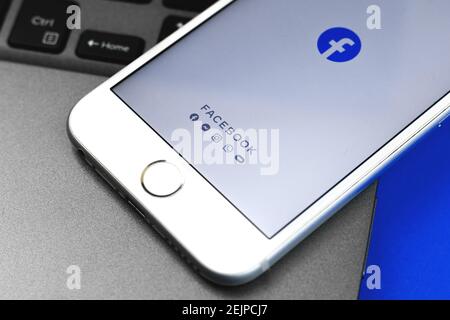 Kharkov, Ukraine - 22 février 2021 : application Facebook sur l'écran iPhone d'Apple, arrière-plan du clavier, photo Banque D'Images