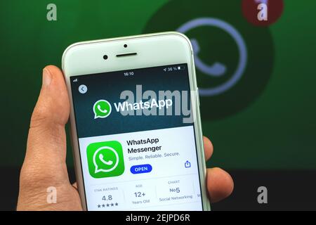 Kharkov, Ukraine - 22 février 2021 : application WhatsApp sur smartphone Apple, arrière-plan du logo Whatsapp, photo Banque D'Images