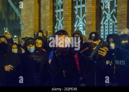 Barcelone, Catalogne, Espagne. 22 février 2021. Le rappeur espagnol, Ajax, est vu chanter en manifestation.septième nuit de manifestations et d'émeutes en réponse à l'arrestation et à l'emprisonnement du rappeur Pablo Hasel accusé d'exalter le terrorisme et d'insulter la couronne du contenu des paroles de ses chansons. Credit: Thiago Prudencio/DAX/ZUMA Wire/Alay Live News Banque D'Images