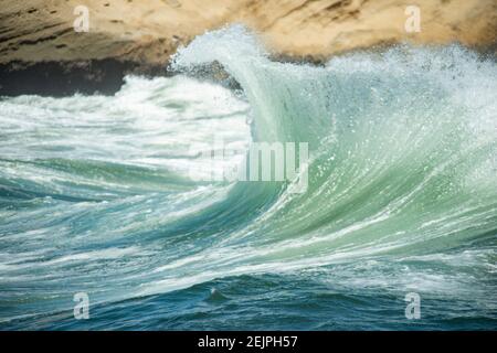 Vagues écrasant sur la côte de l'Oregon Banque D'Images