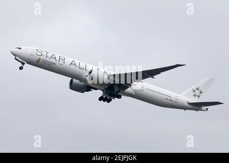 Singapore Airlines (Star Alliance Livery) Boeing 777 enregistrement 9V-SWJ décollage le 29 décembre 2019 de l'aéroport de Londres Heathrow, Middlesex, Royaume-Uni Banque D'Images