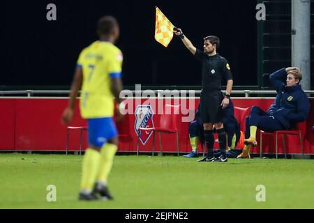 UTRECHT, PAYS-BAS - FÉVRIER 22 : arbitre adjoint Martin Beijer pendant le match de la division de Keukenkampioen entre Jong FC Utrecht et SC Cambuur à Banque D'Images