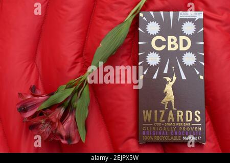 La barre de chocolat au CBD de Wizards dans un emballage recyclable aide à l'anxiété et au sommeil après une journée stressante. Il est imprégné de CBD et offre une saveur douce Banque D'Images