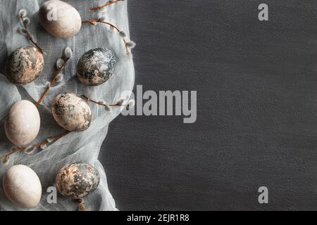 Composition de Pâques - plusieurs peintes avec des teintures naturelles avec effet de marbre sur la table, vue du dessus, espace de copie. Banque D'Images