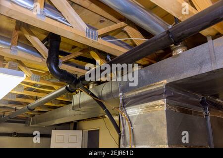 Installation à domicile encadrée de conduits de climatisation et de chauffage Un nouveau système de chauffage, ventilation et climatisation au plafond Banque D'Images