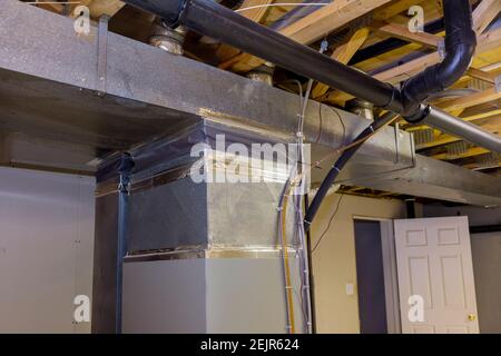 Installation du système de chauffage au plafond du tuyau système de chauffage dans une nouvelle maison Banque D'Images