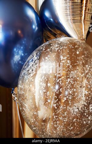 Ballons d'hélium bleus et argentés avec air pour l'événement festif. Symboles et arrière-plans de célébration Banque D'Images