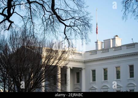 Washington, DC, États-Unis. 22 février 2021. Le drapeau au-dessus de la Maison Blanche est abaissé à la moitié du personnel pour honorer les 500,000 Américains morts de la pandémie Covid à Washington, DC, Etats-Unis, 22 février 2021.Credit: Jim LoScalzo/Pool via CNP | usage dans le monde crédit: dpa/Alay Live News Banque D'Images