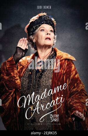 Blithe Spirit (2020) réalisé par Edward Hall et avec Judi Dench comme Madame Cecily Arcati dans une adaptation de Noël Coward beaucoup aimé scène jouer sur un milieu spiritualiste a une seance pour un écrivain souffrant du bloc de l'écrivain. Banque D'Images