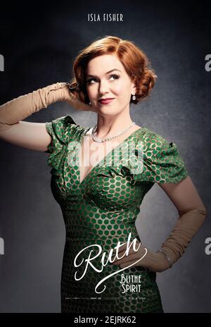 Blithe Spirit (2020) réalisé par Edward Hall et mettant en vedette Isla Fisher sous le nom de Ruth Condomine dans une adaptation du jeu de scène beaucoup aimé de Noël Coward sur un médium spiritualiste tient une seigneurie pour un écrivain souffrant du bloc de l'écrivain. Banque D'Images