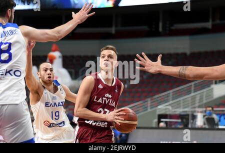 Riga, Lettonie. 22 février 2021. Arturs Martins Zagars (R) de Lettonie participe au match de basket-ball de qualification FIBA Eurobasket 2022 entre la Lettonie et la Grèce à Riga, Lettonie, le 22 février 2021. Crédit: Edijs Palens/Xinhua/Alamy Live News Banque D'Images