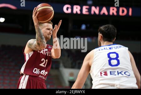 Riga, Lettonie. 22 février 2021. Aigars Skele (L) de Lettonie participe au match de basket-ball de qualification FIBA Eurobasket 2022 entre la Lettonie et la Grèce à Riga, en Lettonie, le 22 février 2021. Crédit: Edijs Palens/Xinhua/Alamy Live News Banque D'Images