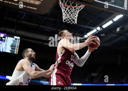 Riga, Lettonie. 22 février 2021. Martins Meier (R) de Lettonie se rend au panier lors du match de basket-ball de qualification FIBA Eurobasket 2022 entre la Lettonie et la Grèce à Riga, Lettonie, le 22 février 2021. Crédit: Edijs Palens/Xinhua/Alamy Live News Banque D'Images