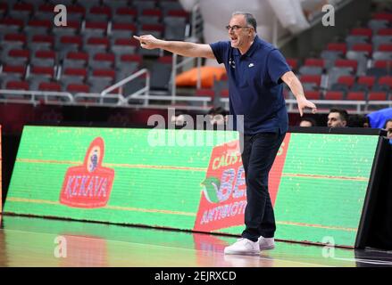 Riga, Lettonie. 22 février 2021. L'entraîneur en chef de la Grèce, Thanasis Skourtopoulos, réagit lors du match de basket-ball qualification FIBA Eurobasket 2022 entre la Lettonie et la Grèce à Riga, en Lettonie, le 22 février 2021. Crédit: Edijs Palens/Xinhua/Alamy Live News Banque D'Images