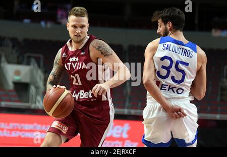 Riga, Lettonie. 22 février 2021. Aigars Skele (L) de Lettonie vies avec Christos Saloustros de Grèce pendant le match de basket-ball de qualification FIBA Eurobasket 2022 entre la Lettonie et la Grèce à Riga, Lettonie, 22 février 2021. Crédit: Edijs Palens/Xinhua/Alamy Live News Banque D'Images