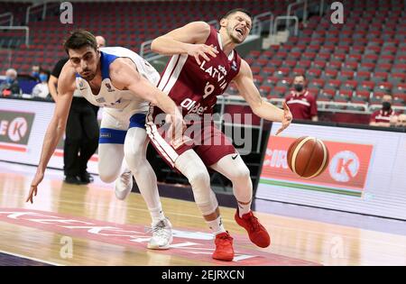 Riga, Lettonie. 22 février 2021. Rihards Lomazs (R) de Lettonie vies avec Dimitrios Katsivelis de Grèce lors du match de basket-ball de qualification FIBA Eurobasket 2022 entre la Lettonie et la Grèce à Riga, Lettonie, 22 février 2021. Crédit: Edijs Palens/Xinhua/Alamy Live News Banque D'Images