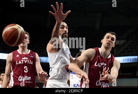 Riga, Lettonie. 22 février 2021. Artis ate (R) de Lettonie rivalise avec Linos Chrysikopoulos (C) de Grèce lors du match de basket-ball de qualification FIBA Eurobasket 2022 entre la Lettonie et la Grèce à Riga, Lettonie, 22 février 2021. Crédit: Edijs Palens/Xinhua/Alamy Live News Banque D'Images