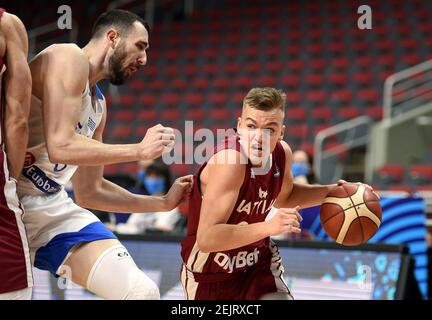 Riga, Lettonie. 22 février 2021. Arturs Martins Zagars (R) de Lettonie participe au match de basket-ball de qualification FIBA Eurobasket 2022 entre la Lettonie et la Grèce à Riga, Lettonie, le 22 février 2021. Crédit: Edijs Palens/Xinhua/Alamy Live News Banque D'Images