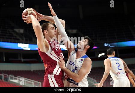 Riga, Lettonie. 22 février 2021. Rolands Freimanis (L) de Lettonie rivalise avec Dimitrios Katsivelis de Grèce lors du match de basket-ball de qualification FIBA Eurobasket 2022 entre la Lettonie et la Grèce à Riga, Lettonie, 22 février 2021. Crédit: Edijs Palens/Xinhua/Alamy Live News Banque D'Images