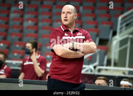 Riga, Lettonie. 22 février 2021. Roberts Stelmahers, entraîneur en chef de la Lettonie, réagit lors du match de basket-ball qualification FIBA Eurobasket 2022 entre la Lettonie et la Grèce à Riga, en Lettonie, le 22 février 2021. Crédit: Edijs Palens/Xinhua/Alamy Live News Banque D'Images