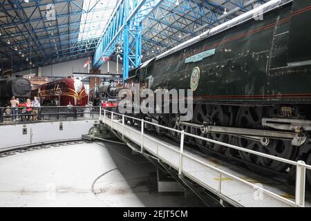 La locomotive à vapeur de la classe 4-6-2 de la bataille d'Angleterre, 21C151 Winston Churchill sur le plateau tournant au Musée national des chemins de fer, York Banque D'Images