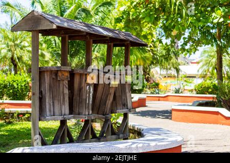 Casiers publics dans un parc à Jaco, Costa Rica; mis en place pour la collecte des déchets, le recyclage et les matériaux de compostage. Banque D'Images