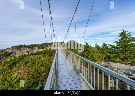 La passerelle du pont balançant de mille de haut à Grandfather Mountain dans les Blue Ridge Mountains de Caroline du Nord. Banque D'Images