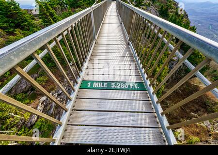 La passerelle du pont balançant de mille de haut à Grandfather Mountain dans les Blue Ridge Mountains de Caroline du Nord. Banque D'Images