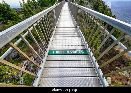 La passerelle du pont balançant de mille de haut à Grandfather Mountain dans les Blue Ridge Mountains de Caroline du Nord. Banque D'Images