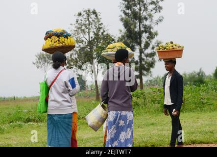 Les femmes rwandaises vendent des fruits le long de la route dans le sud du Rwanda. Banque D'Images