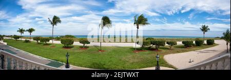 Une vue panoramique sur l'océan Atlantique depuis les marches de l'ancien Surf Club à Surfside, Miami Beach, Floride, qui fait maintenant partie de l'hôtel four Seasons. Banque D'Images