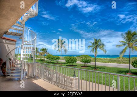 L'océan Atlantique a vu l'ancien Surf Club à Surfside, Miami Beach, Floride, qui fait maintenant partie de l'hôtel four Seasons. Banque D'Images