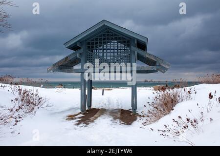 Un pavillon de jardin (belvédère) surplombe le sud de la baie géorgienne lors d'une journée d'hiver sombre et orageux à Lighthouse point, Collingwood. Banque D'Images